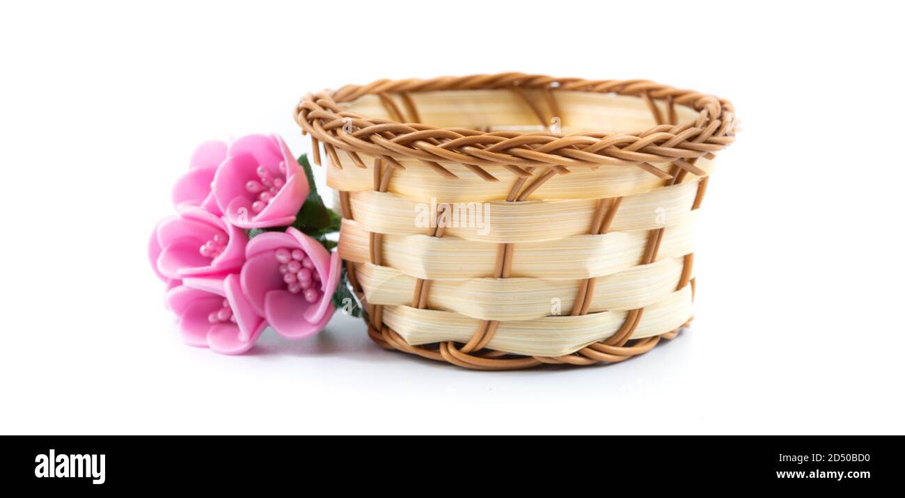 Bel cesto di vimini con fiori decorativi, bella composizione raccolta di boro Foto Stock