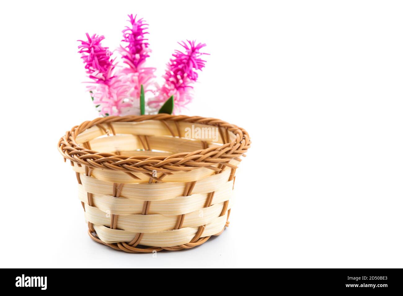 Bel cesto di vimini con fiori decorativi, bella composizione raccolta di boro Foto Stock