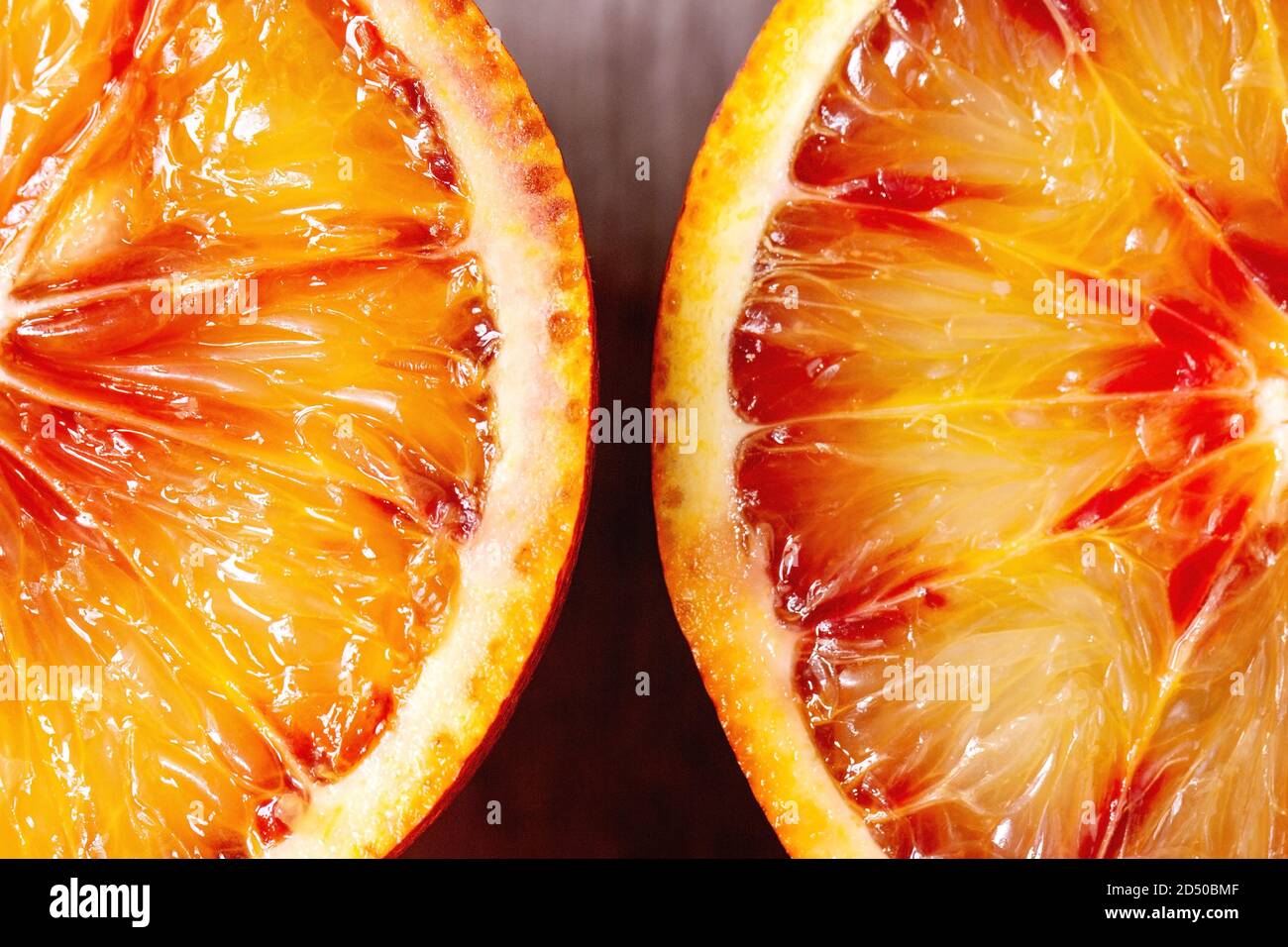 Close up macro di organico fresco sangue siciliano arance a fette. Foto Stock