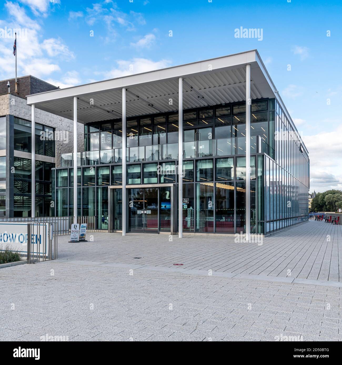 L'Eastbourne Visitor Services Centre, progettato dagli architetti Levitt Bernstein Associates. Fornire aiuto ai turisti, una biglietteria e un negozio di articoli da regalo. Foto Stock