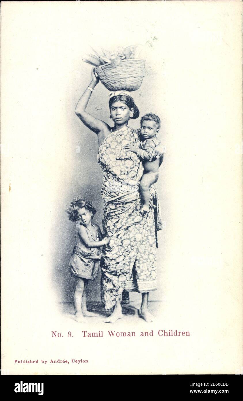 Tamil Woman and Children, Inderin mit zwei Kinder, Korb auf dem Kopf | usage worldwide Foto Stock