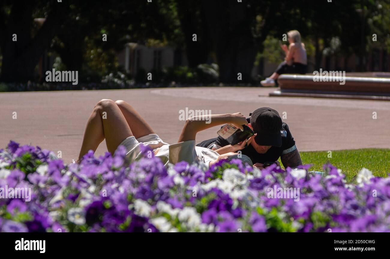 Sydney, Australia. 12 Ott 2020. La gente riposa ad Hyde Park a Sydney, Australia, 12 ottobre 2020. Credit: HU Jingchen/Xinhua/Alamy Live News Foto Stock