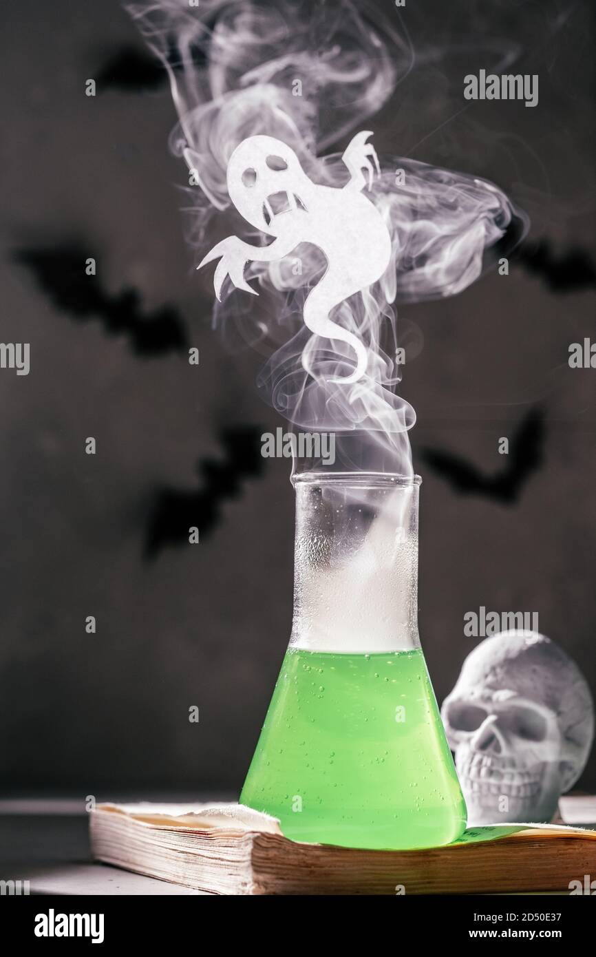 Bottiglia da laboratorio con Little Ghost Foto Stock