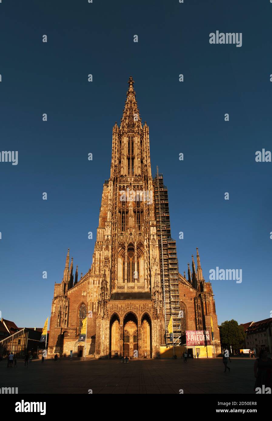 Guardando in alto a Ulm Minster durante l'ora d'oro Foto Stock