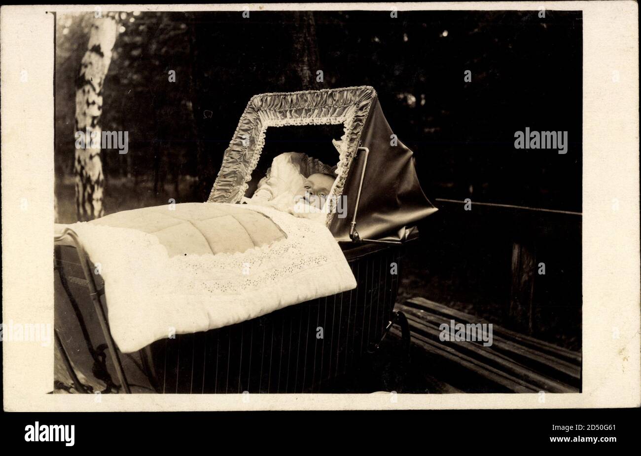 Kleinkind in einem Kinderwagen, verdeck, Decke | utilizzo in tutto il mondo Foto Stock