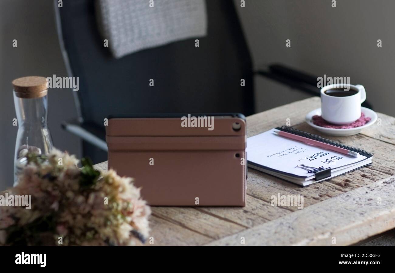 Un accogliente ufficio con una scrivania in legno rigenerata tonalità di crema e rosa Foto Stock