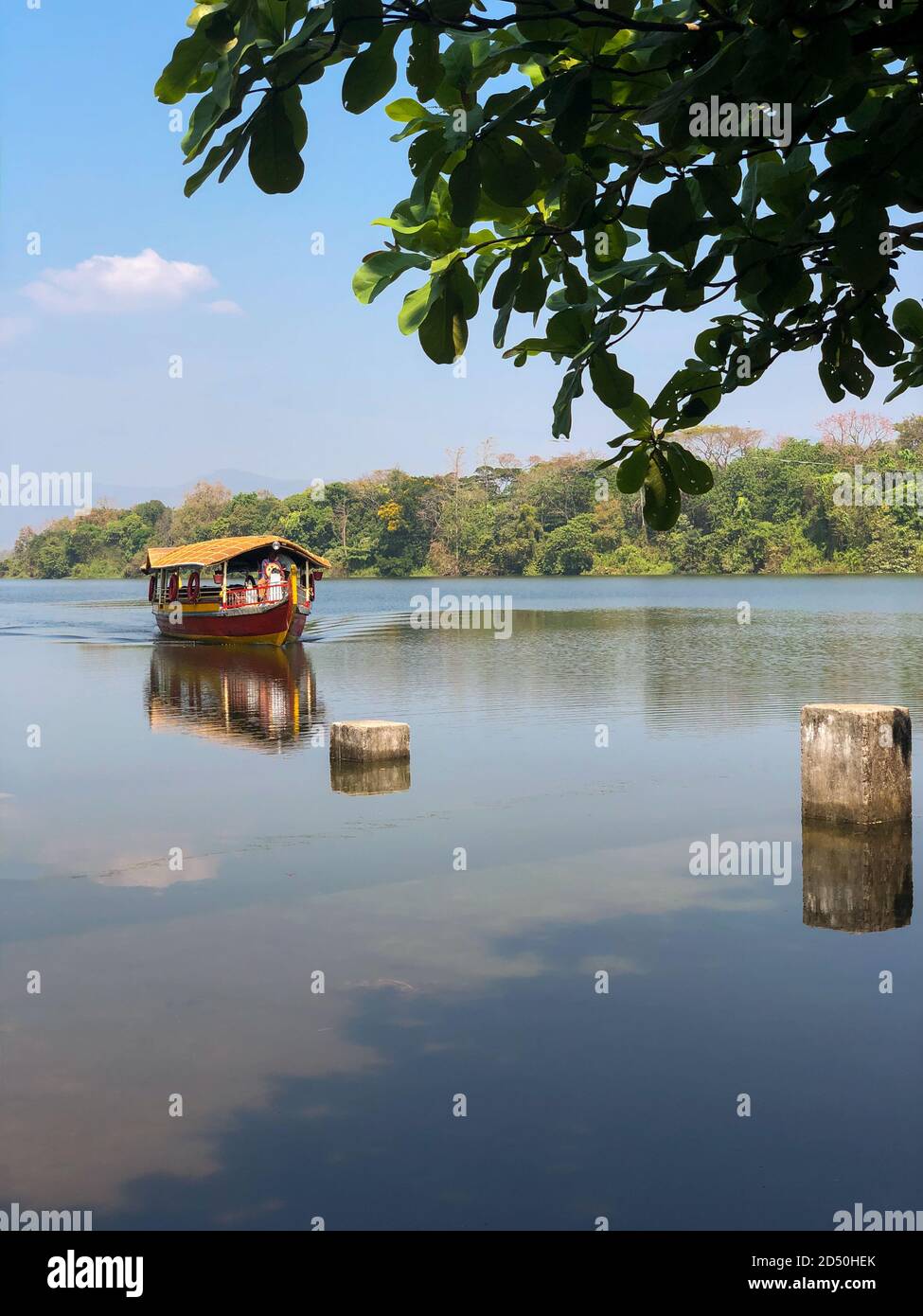 Una barca motorizzata che naviga lungo il fiume periyar a Thattekad, nello stato indiano meridionale del Kerala. Foto Stock