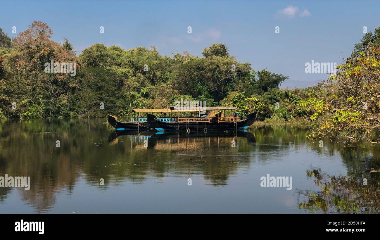 Due barche tradizionali sono ormeggiate nel fiume periyar in Kerala, India. Foto Stock