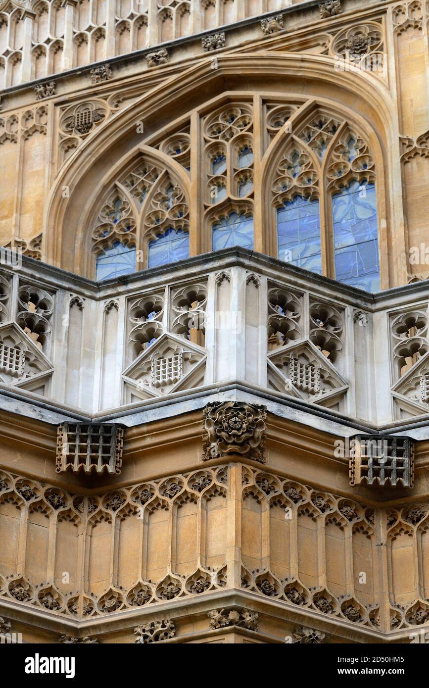 Londra, Inghilterra, Regno Unito. Abbazia di Wesminster: Dettaglio dell'esterno della Cappella di Enrico VII - intricati dettagli in pietra scolpita tra cui portullisi e inglese Foto Stock