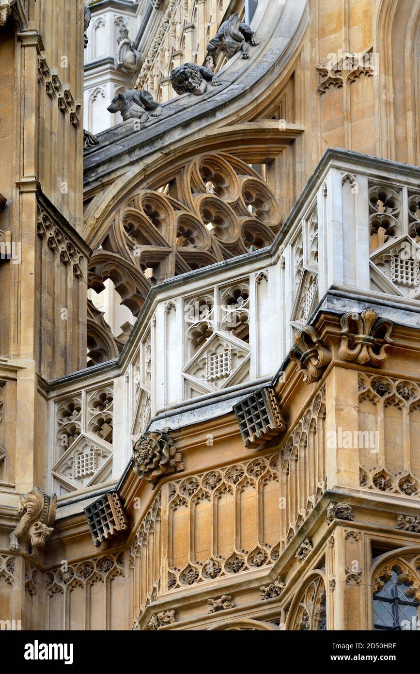 Londra, Inghilterra, Regno Unito. Abbazia di Wesminster: Dettaglio dell'esterno della Cappella di Enrico VII - intricati dettagli in pietra scolpita tra cui portullises Foto Stock