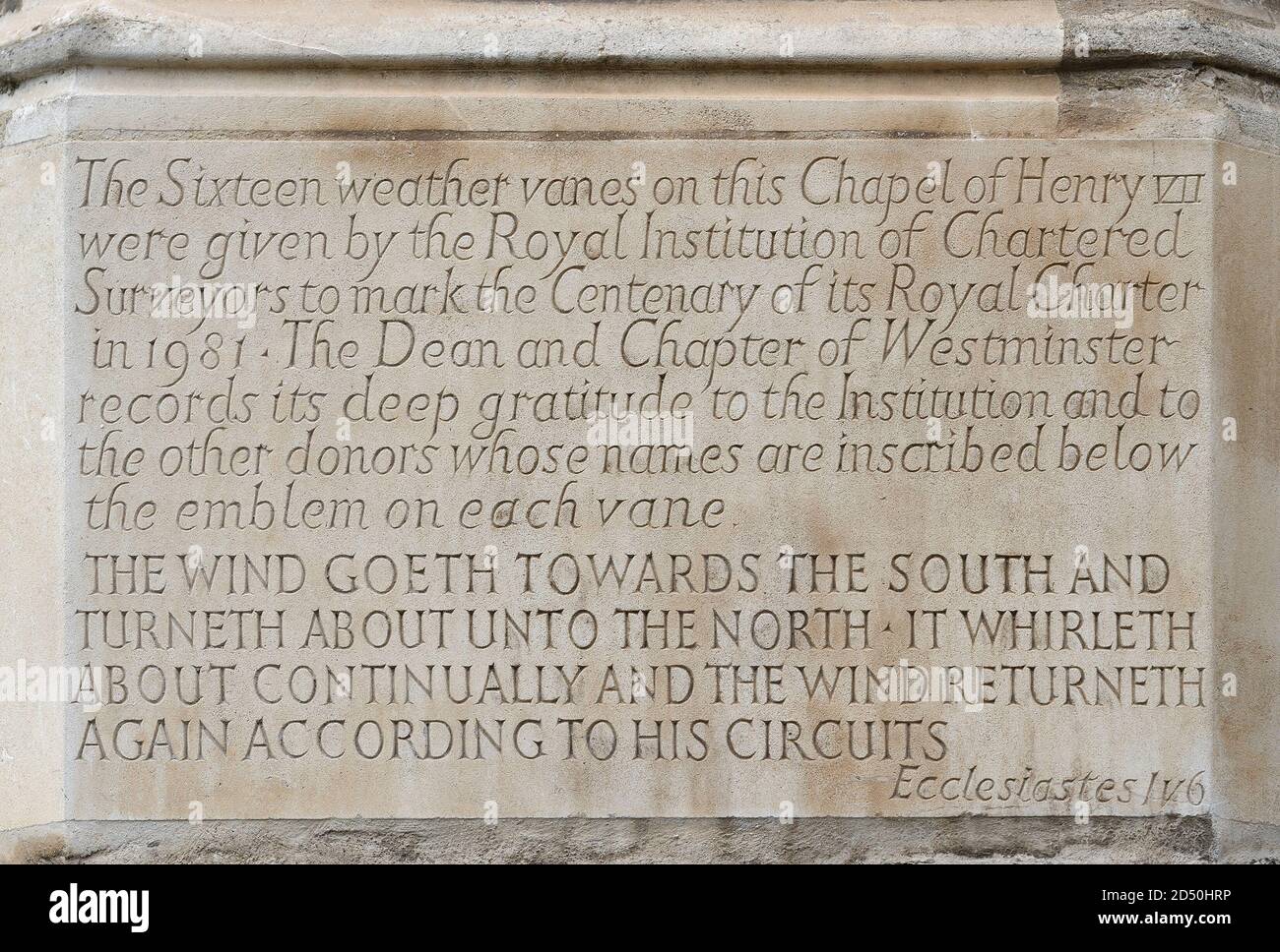 Londra, Inghilterra, Regno Unito. Abbazia di Wesminster: Pietra incisa all'esterno della Cappella di Enrico VII, che riguarda la storia delle 16 palette meteo sul tetto Foto Stock