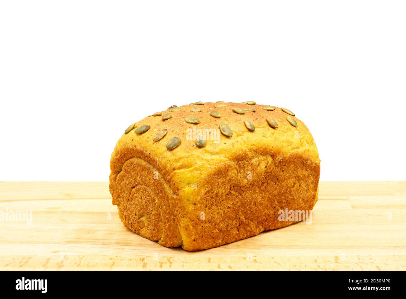 Homamade pane integrale di grano con semi di zucca su sfondo bianco. Foto Stock