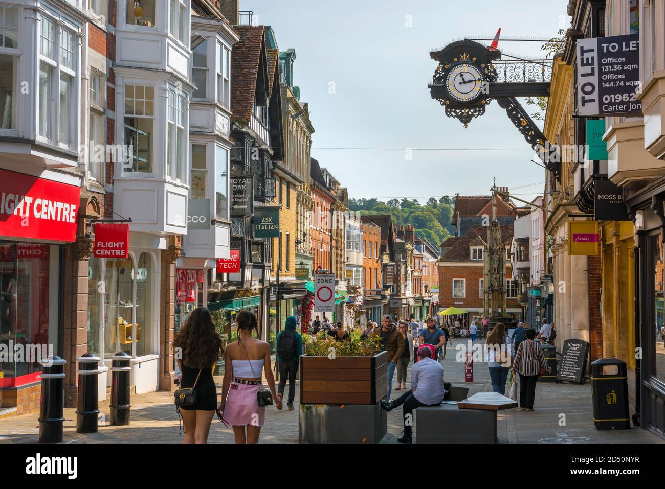 Winchester City Centre, vista dello shopping a Winchester High Street, Hampshire, Inghilterra, Regno Unito Foto Stock