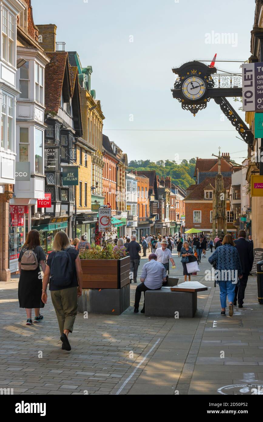 Winchester City Centre, vista dello shopping a Winchester High Street, Hampshire, Inghilterra, Regno Unito Foto Stock