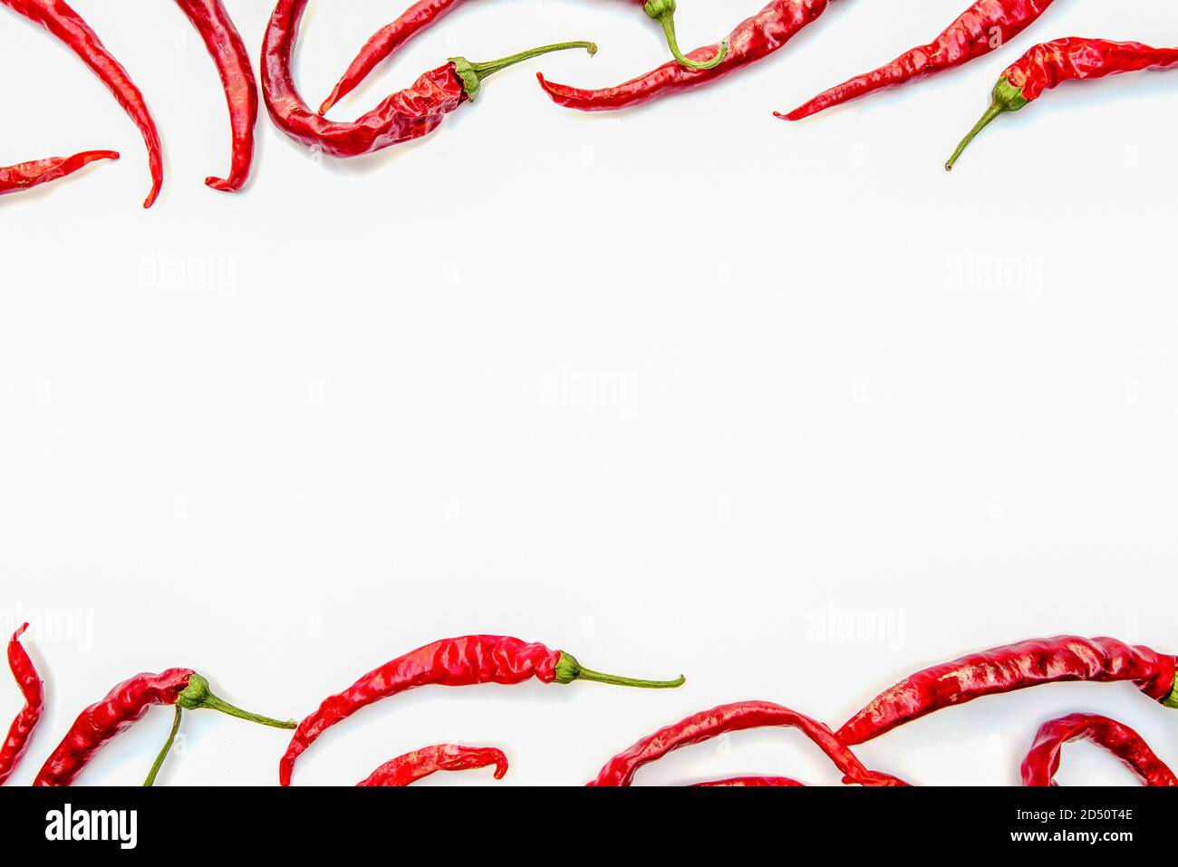 Peperoncini secchi isolati su fondo bianco disposizione superiore e inferiore. Layout piatto. Foto Stock