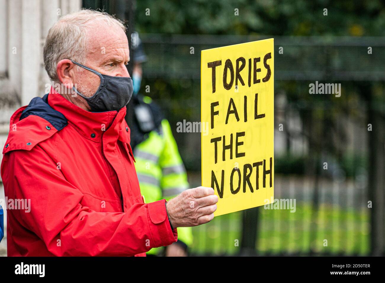 WESTMINSTER LONDON, REGNO UNITO 12 OTTOBRE 2020. Un protestante esterno al Parlamento ha un cartello che indica che i Tories falliscono il nord. Il primo ministro Boris Johnson si prepara a rivolgersi al Parlamento lunedì per delineare un nuovo sistema a tre livelli di restrizioni del covidio, tra cui nuove misure più severe, tra cui costringere pub e ristoranti a chiudere le città nel nord dell'Inghilterra a seguito di un aumento esponenziale delle infezioni da coronavirus Credit: amer Ghazzal/Alamy Live News Foto Stock