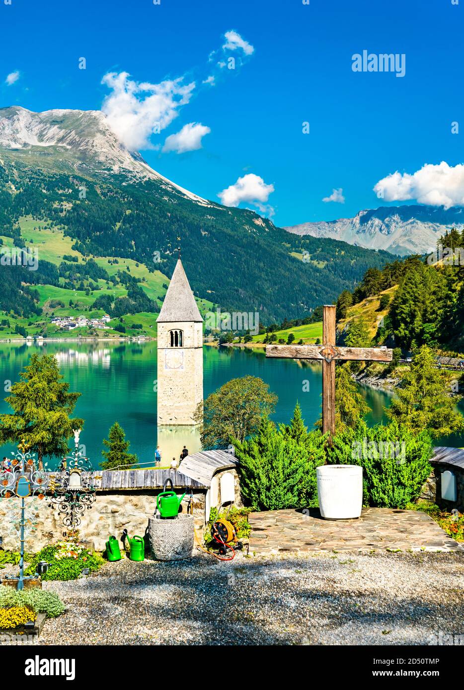 Campanile sommerso di Curon e un cimitero sul Lago di Reschen in Alto Adige, Italia Foto Stock