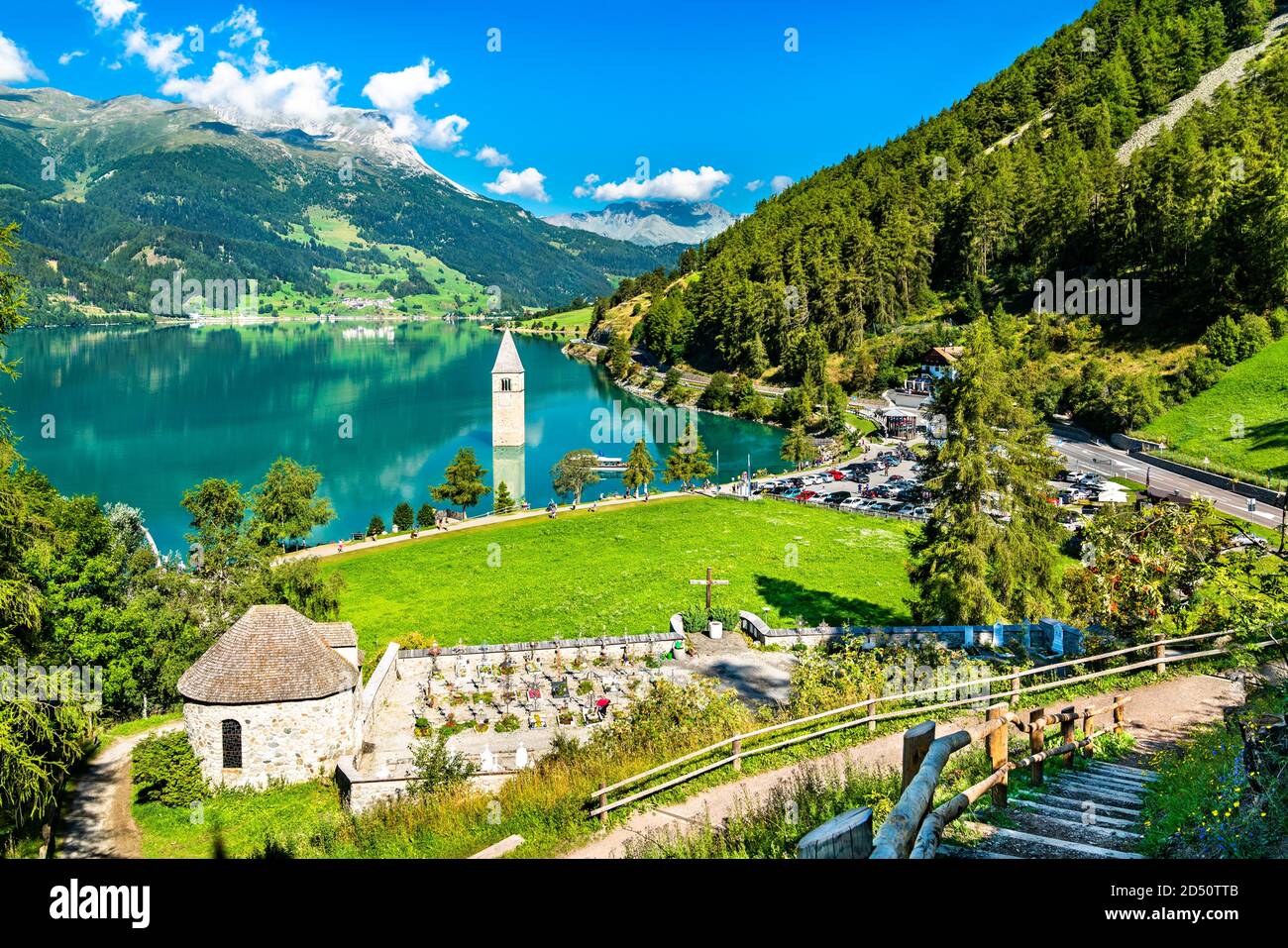 Campanile sommerso di Curon e un cimitero sul Lago di Reschen in Alto Adige, Italia Foto Stock