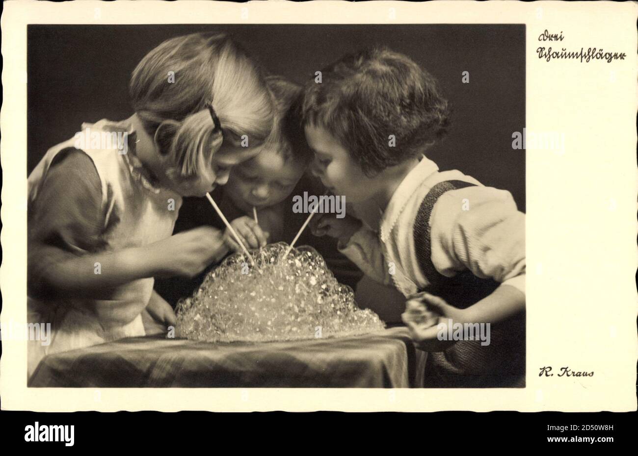 Drei Schaumschläger, Kinder spielen mit Seifenblasen, Strohhhalme | usage worldwide Foto Stock