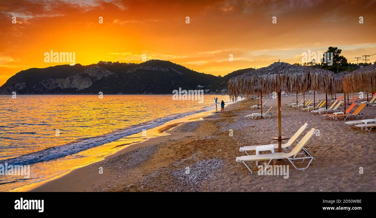 Tramonto sulla spiaggia, isola di Corfù, Grecia Foto Stock