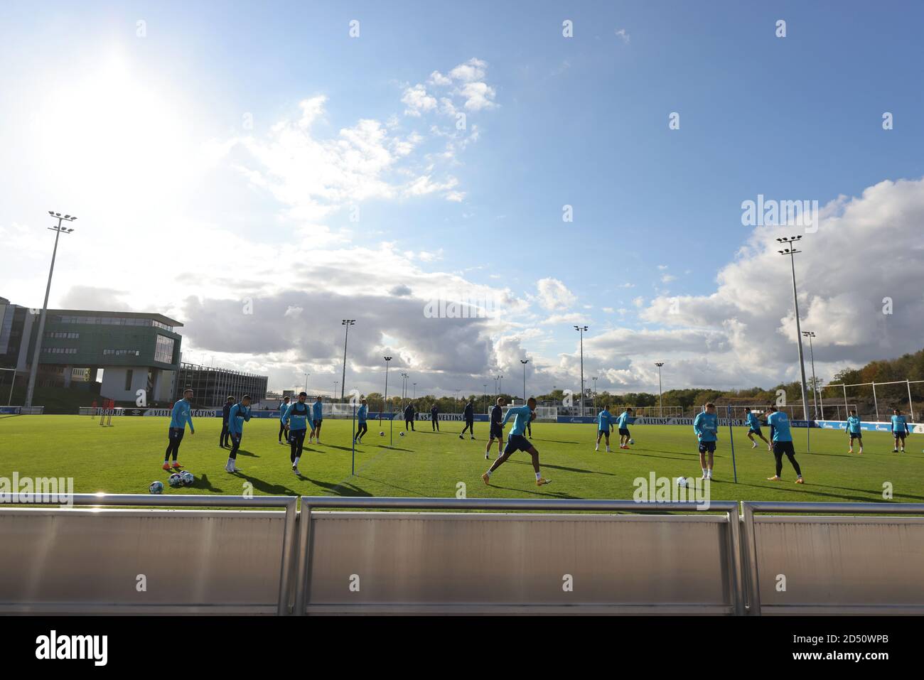 Città di Gelsenkirchen, Germania. 12 ottobre 2020. Firo: 12.10.2020 calcio, 1 Bundesliga, stagione 2020/2021, FC Schalke 04, allenamento, panoramica, vecchio stadio del parco, nuvole, sole | utilizzo nel mondo Credit: dpa/Alamy Live News Foto Stock