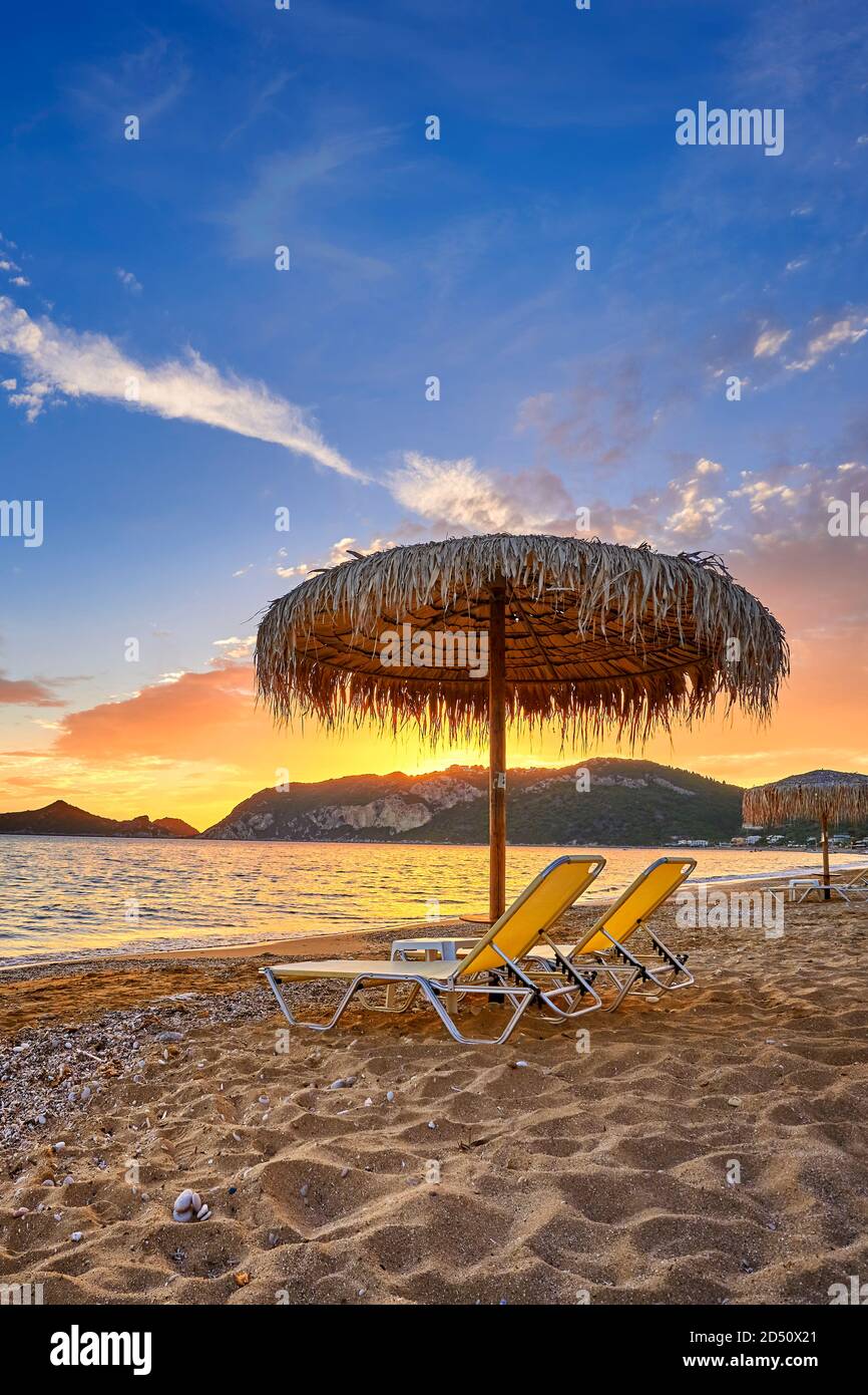 Tramonto sulla spiaggia, isola di Corfù, Grecia Foto Stock