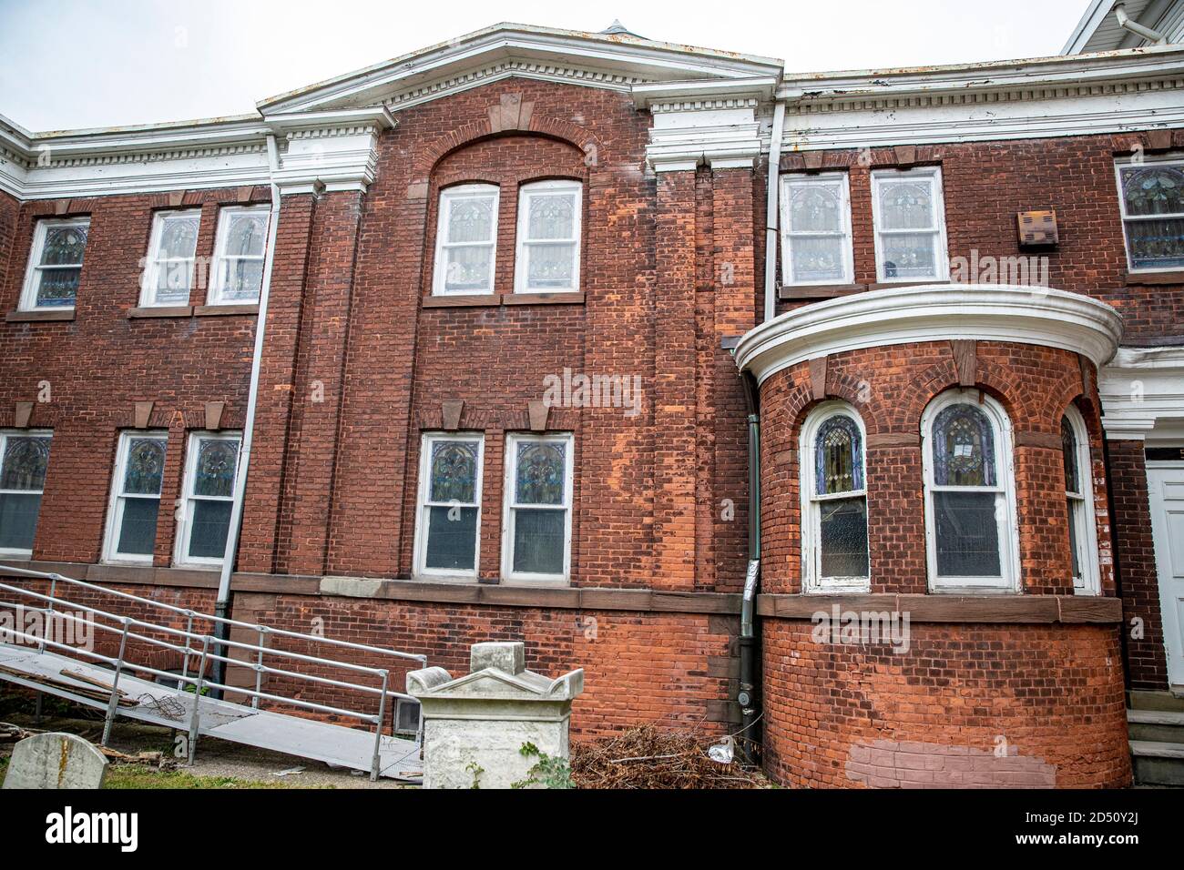 Il retro della scuola coloniale della domenica revival è stato progettato dall'architetto Oscar S. Teale sull'isola di Staten, N.Y. Foto Stock