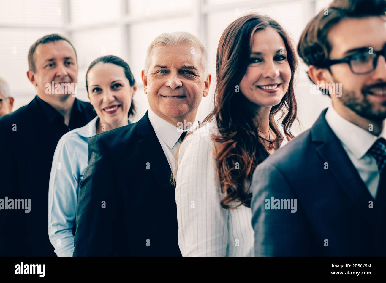 gruppo di dipendenti che si trovano in fila Foto Stock