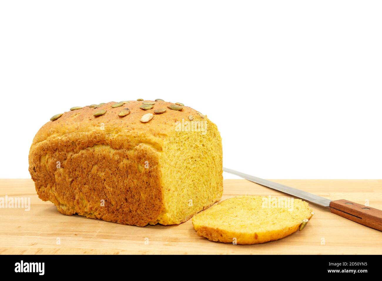 Homamade pane integrale di grano con semi di zucca su sfondo bianco. Foto Stock