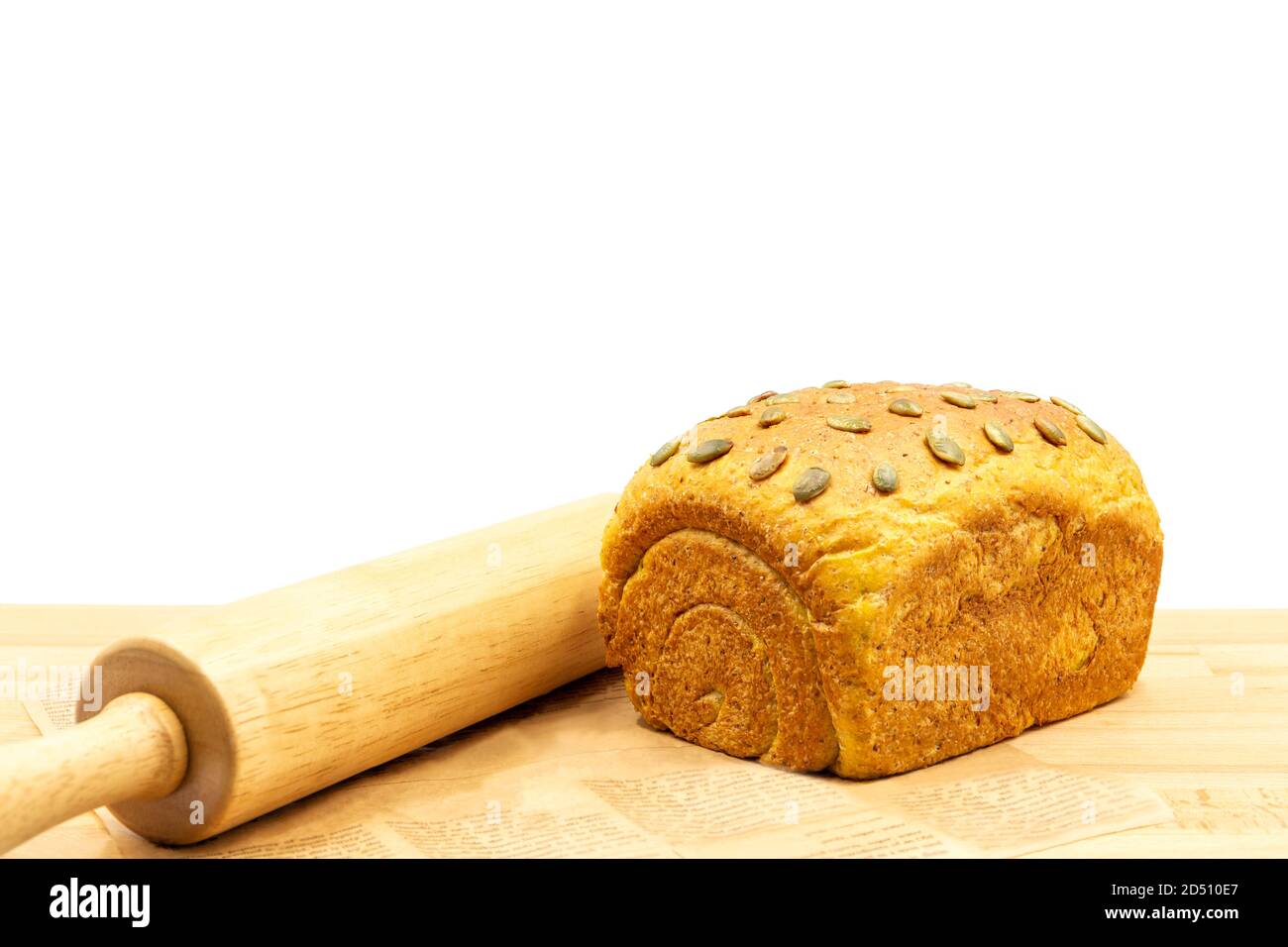 Homamade pane integrale di grano con semi di zucca su sfondo bianco. Foto Stock