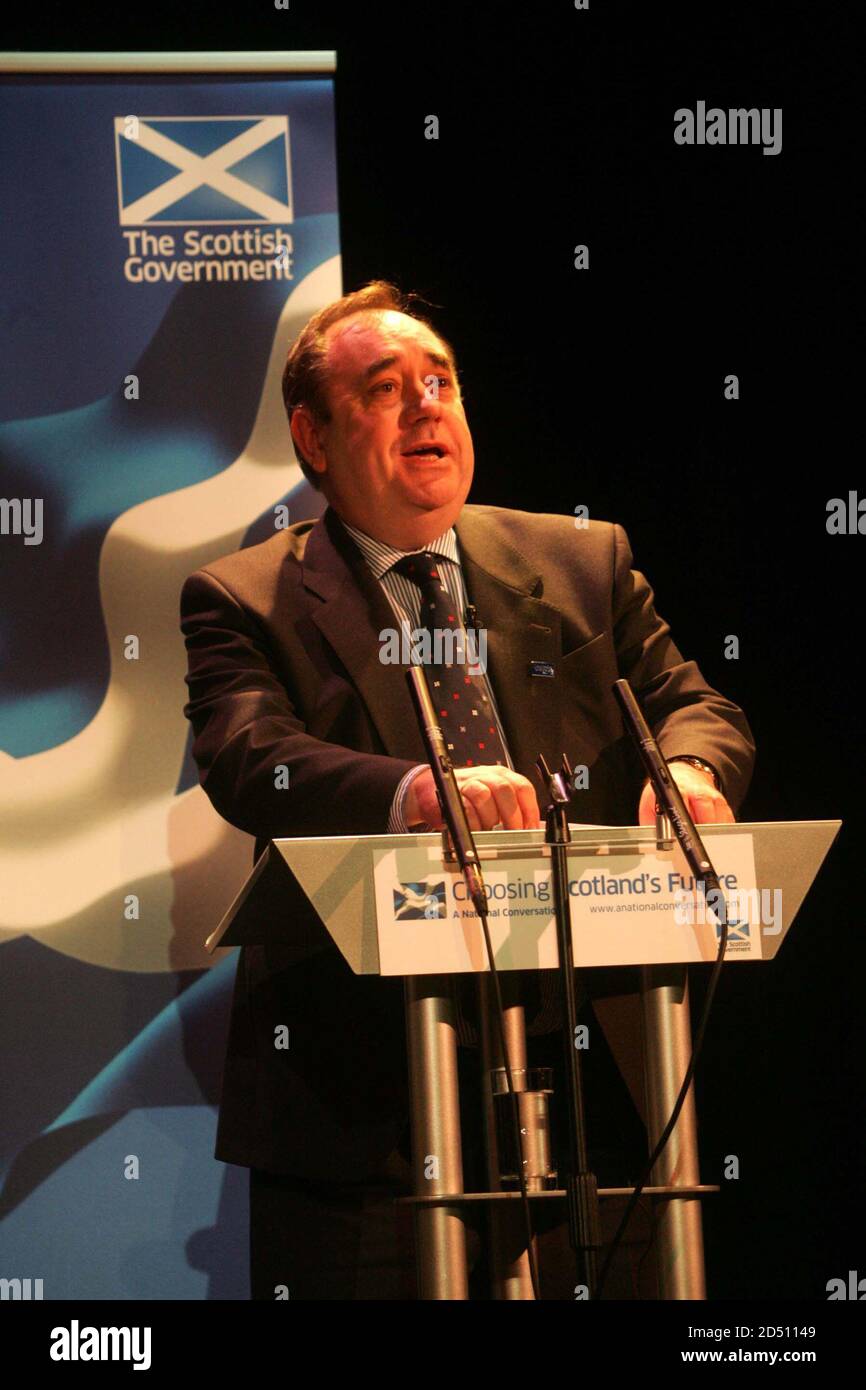 L'ex primo ministro scozzese Alex Salmond sull'isola di Arran, Scozia, dove si è tenuta una conferenza chiamata conversazione nazionale sulla corsa al voto di spopolamento scozzese Foto Stock