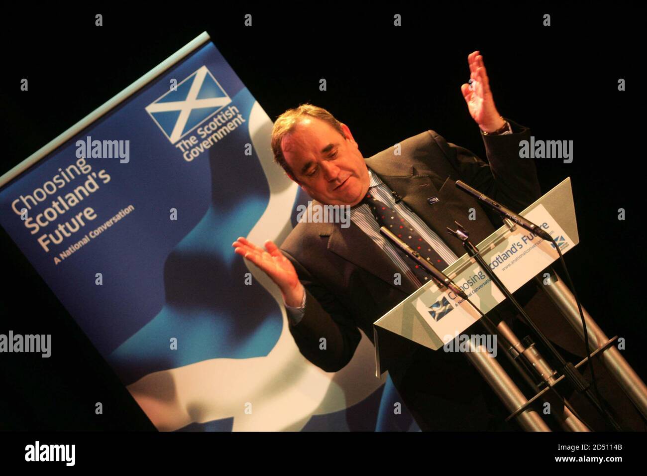 L'ora ex primo ministro della Scozia Alex Salmond quando era primo ministro ron l'isola di Arran, Scozia, dove si è tenuta una conferenza chiamata il colloquio nazionale sulla corsa fino al voto di indepence scozzese Foto Stock