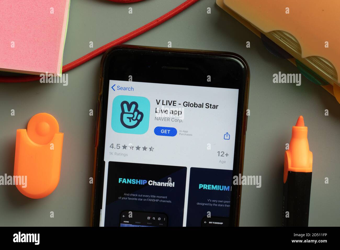 New York, USA - 29 settembre 2020: Logo dell'app mobile V Live Global Star Live sullo schermo del telefono in primo piano, editoriale illustrativo Foto Stock