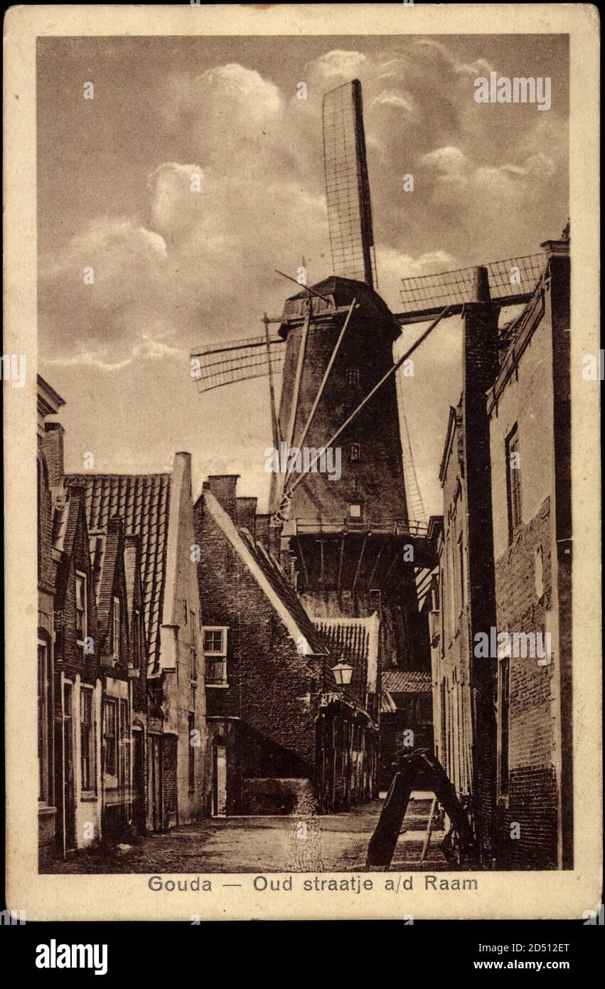 Gouda Südholland, Oud stratje a d Raam, Windmühle im Hintergrund | usage worldwide Foto Stock