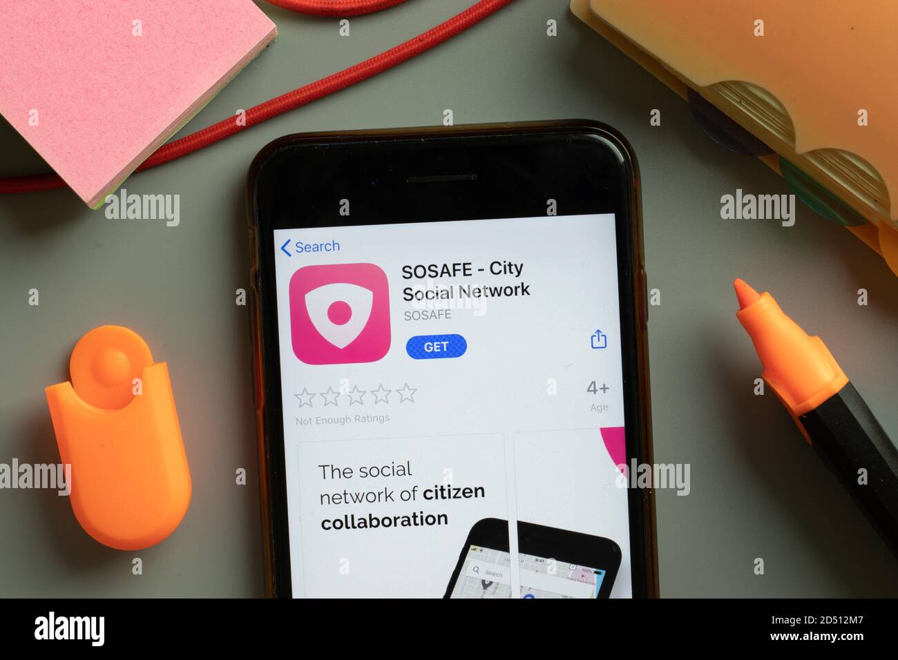 New York, USA - 29 settembre 2020: Logo dell'app mobile del social network SOSAFE City sullo schermo del telefono in primo piano, editoriale illustrativo Foto Stock