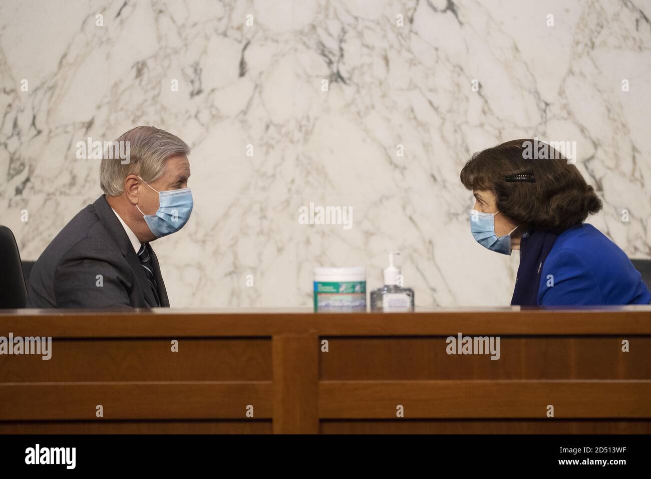 Washington, Stati Uniti. 12 Ott 2020. Lindsey Graham, R-S.C., (L) parla con Dianne Feinstein, D-Calif, membro della classifica, dinanzi all'audizione del Comitato giudiziario del Senato sulla nomina di Amy Coney Barrett per la Giustizia associata della Corte Suprema, a Capitol Hill a Washington, DC, lunedì 12 ottobre 2020. Foto in piscina di Shawn Thew/UPI Credit: UPI/Alamy Live News Foto Stock