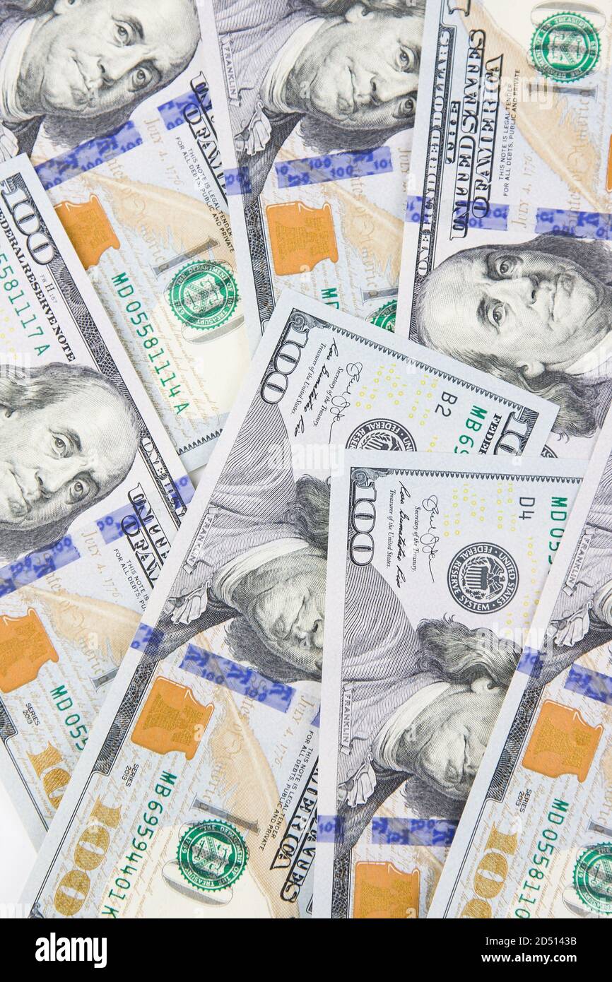 Denaro americano. Nuovo disegno dollaro USA come sfondo. Vista dall'alto. Pila di dollari in contanti. Informazioni sulle note sulla carta. Foto Stock