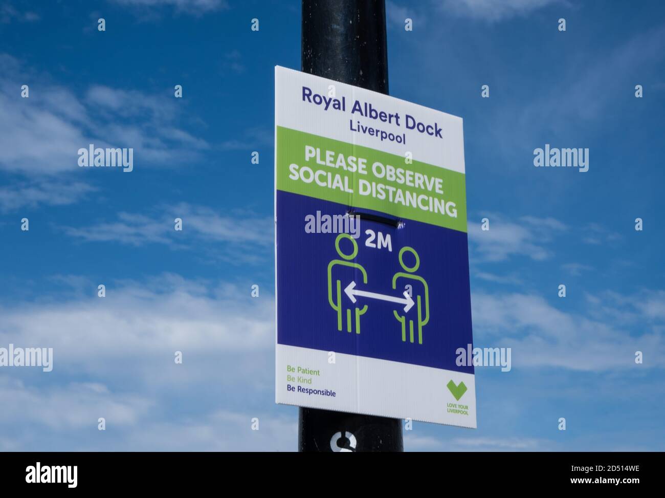 COVID 19 social distancing segno in Albert Dock Liverpool Foto Stock