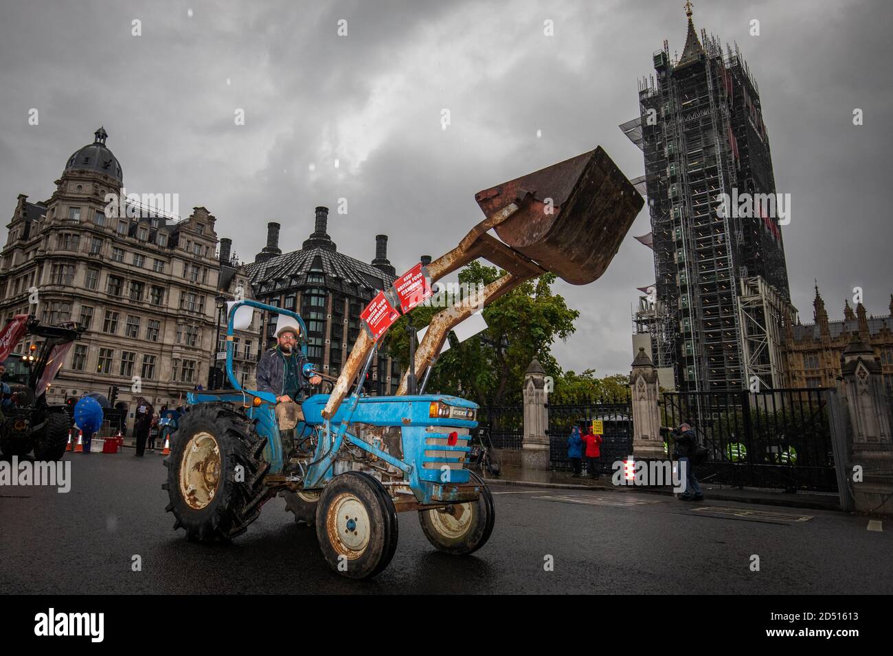 Gli agricoltori dei trattori prendono parte a una protesta sugli standard alimentari e agricoli, organizzata da Save British Farming (SBF), Westminster, Londra, il giorno in cui la legge agricola modificata ritorna alla Camera dei Comuni. Foto Stock