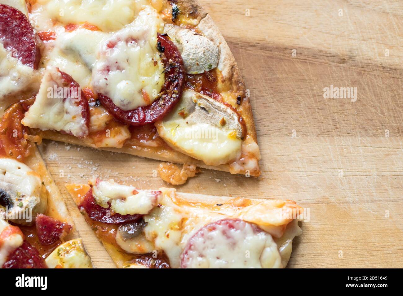 Pizza salame a fette con mozzarella, funghi bianchi e sriracha Foto Stock