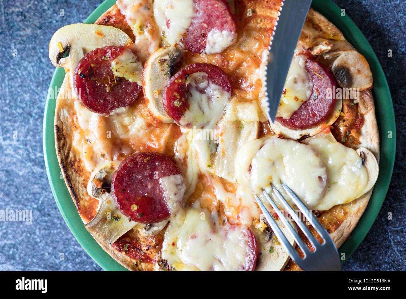 Pizza pepperoni con mozzarella, funghi bianchi e sriracha Foto Stock