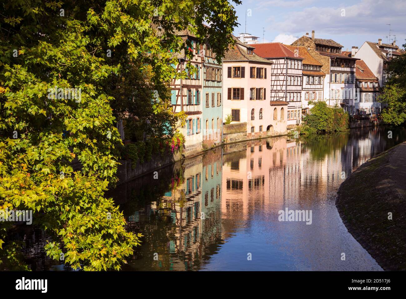 Vista panoramica su un canale e gli edifici della città di Strasburgo, Little france, quartiere della città vecchia. Strada con architettura che si riflette in acqua. Alsazia, Foto Stock