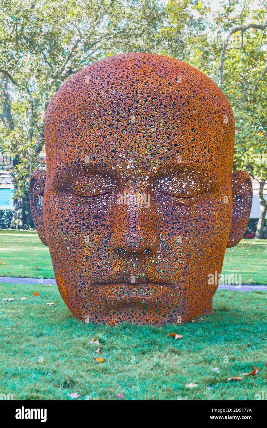 Londra, Grosvenor Square. Artista coreano Seo Young-Deok's Meditation 1554 scultura - parte del Mayfair Sculpture Trail dell'ottobre 2020. Foto Stock