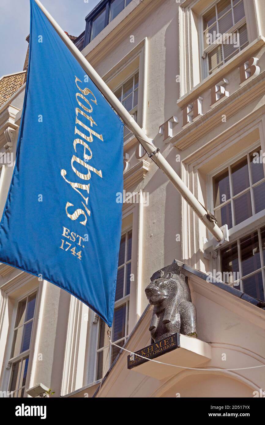 Londra, New Bond Street. Una scultura della dea leone Sekhmet, risalente al c1320 a.C., sopra l'ingresso della casa d'aste di Sotheby. Foto Stock