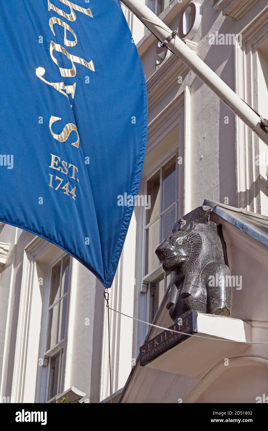 Londra, New Bond Street. Una scultura della dea leone Sekhmet, risalente al c1320 a.C., sopra l'ingresso della casa d'aste di Sotheby. Foto Stock