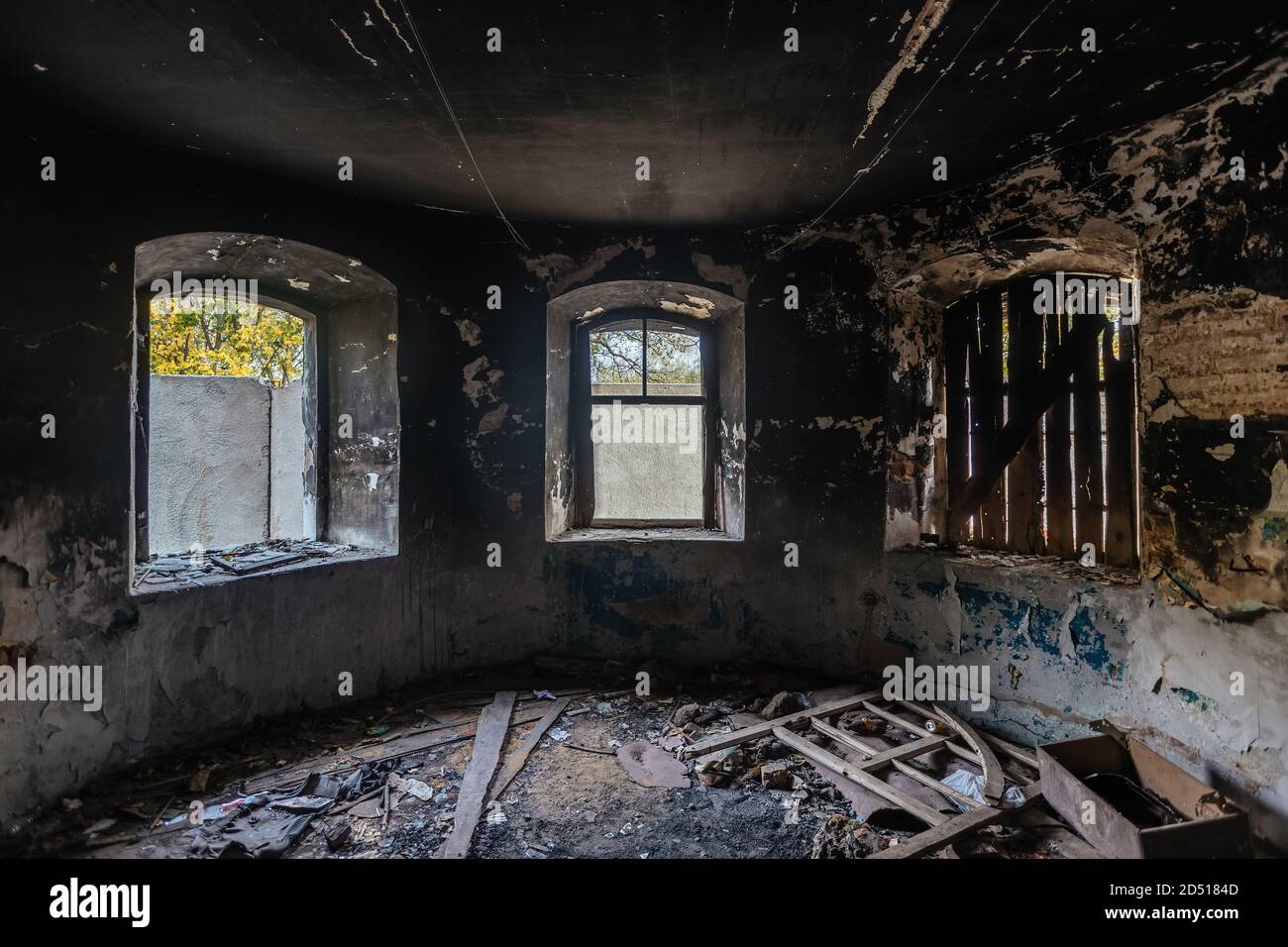 Interno di vecchia dimora storica dopo il fuoco Foto Stock