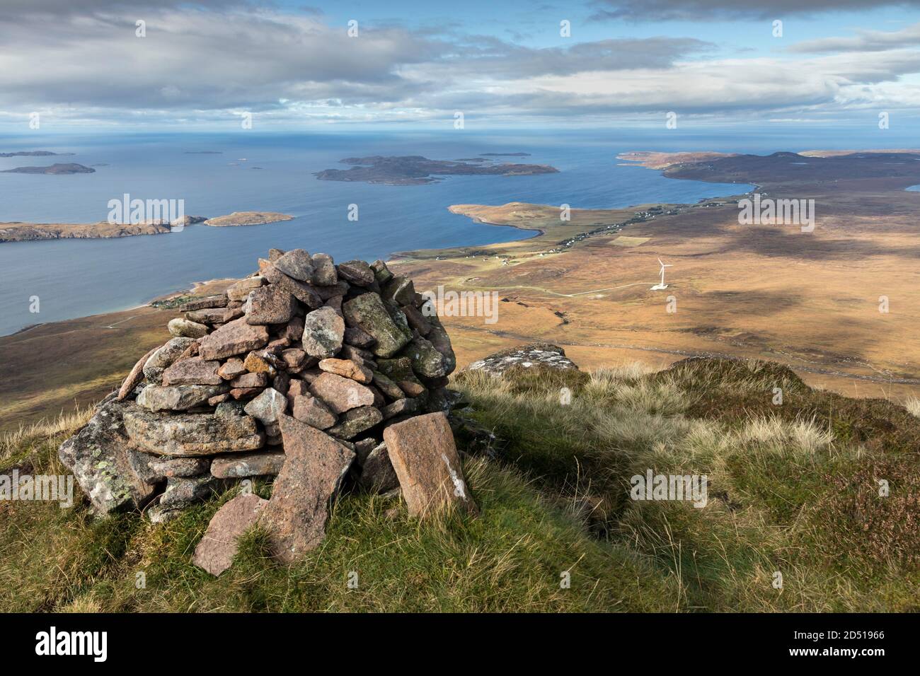 La vista dalla cima di Cairn Conmheall sulle isole estive verso la punta della penisola di Coigach, Wester, Ross, Northwest Highlands di Scotl Foto Stock