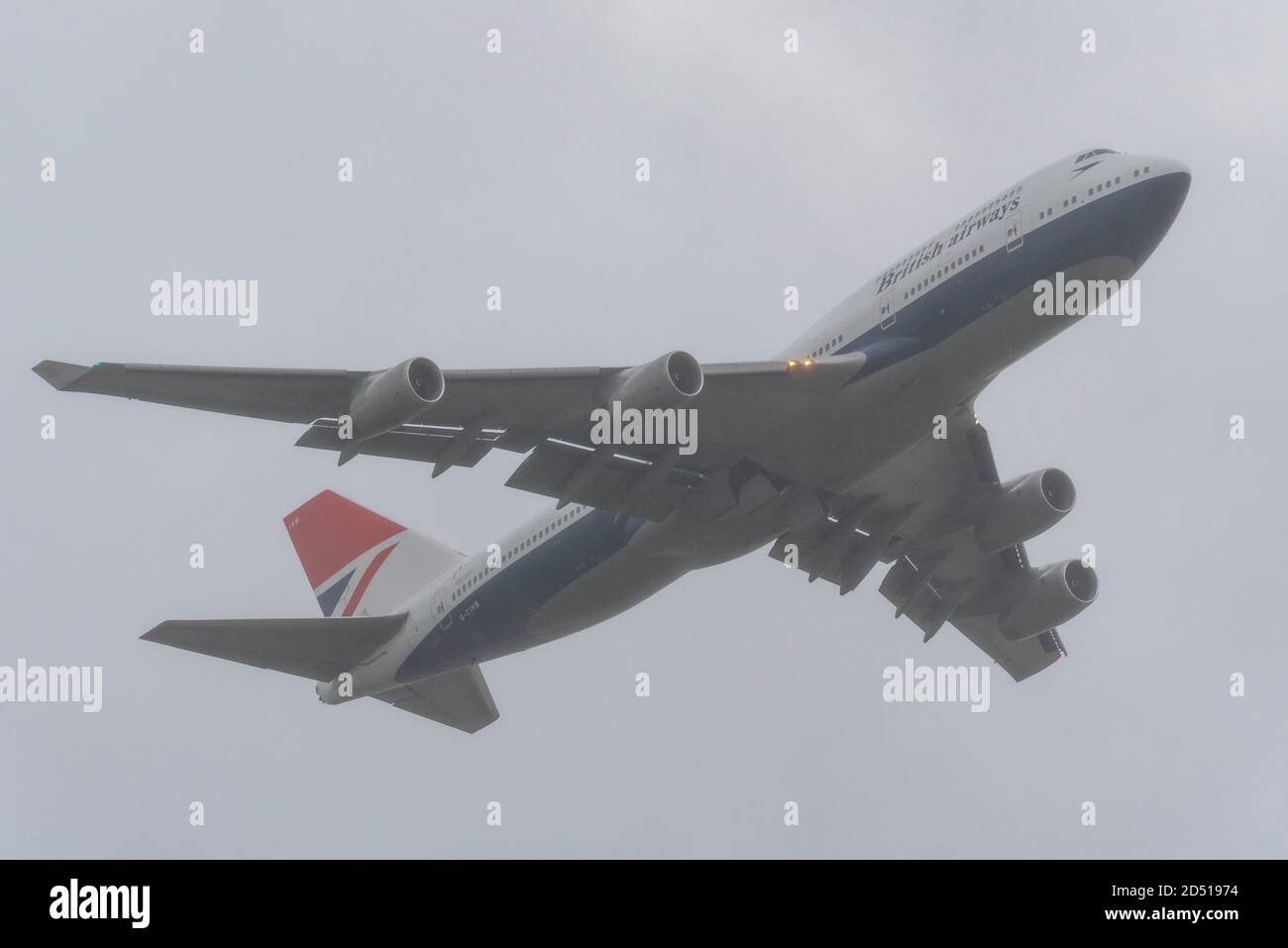 Giornata di addio per British Airways Boeing 747 aerei Jumbo Jet Airliner dopo la crisi del viaggio COVID-19. Decollo dello schema retrò centenario G-CIVB Foto Stock