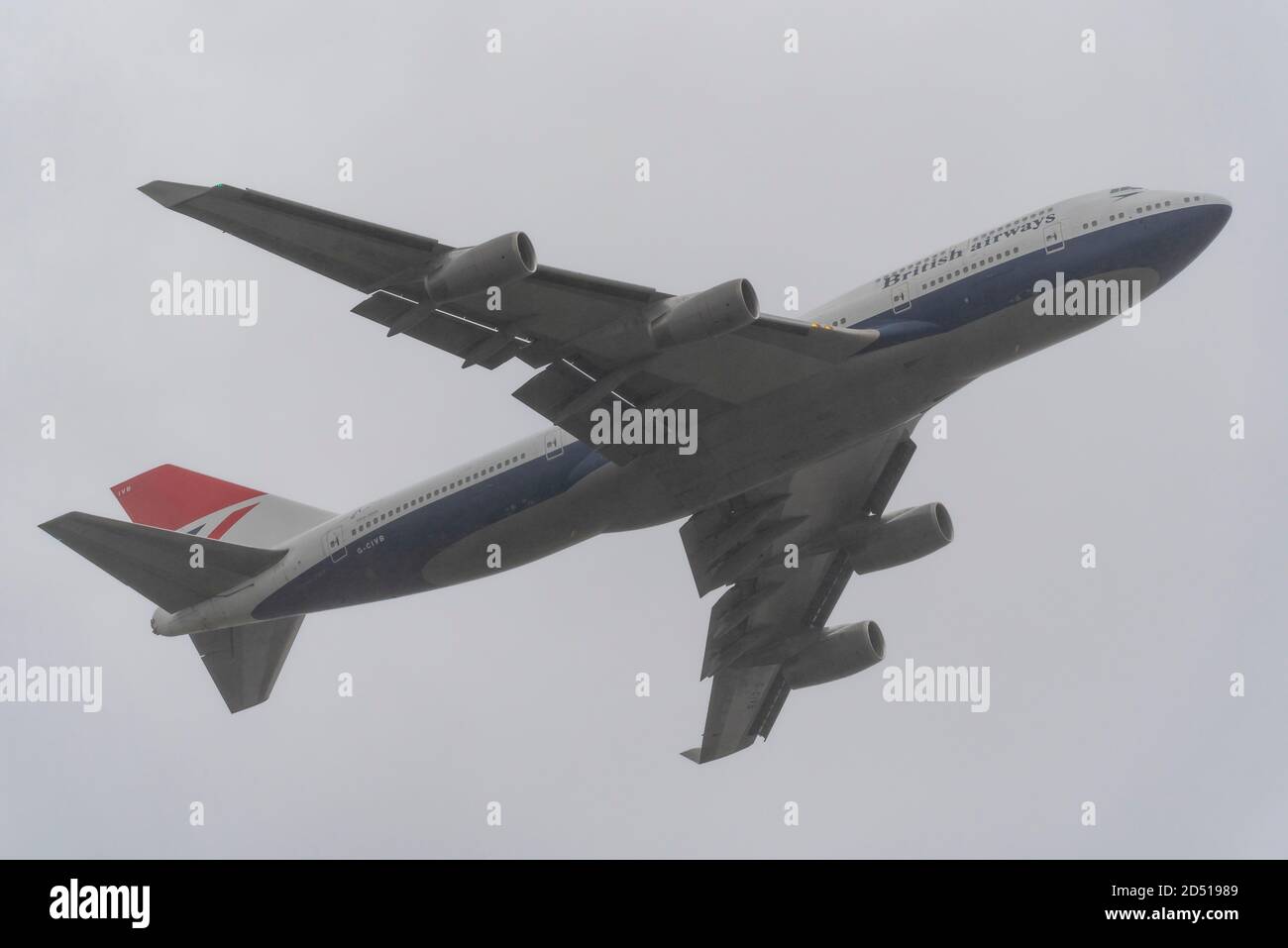 Giornata di addio per British Airways Boeing 747 aerei Jumbo Jet Airliner dopo la crisi del viaggio COVID-19. Decollo dello schema retrò centenario G-CIVB Foto Stock