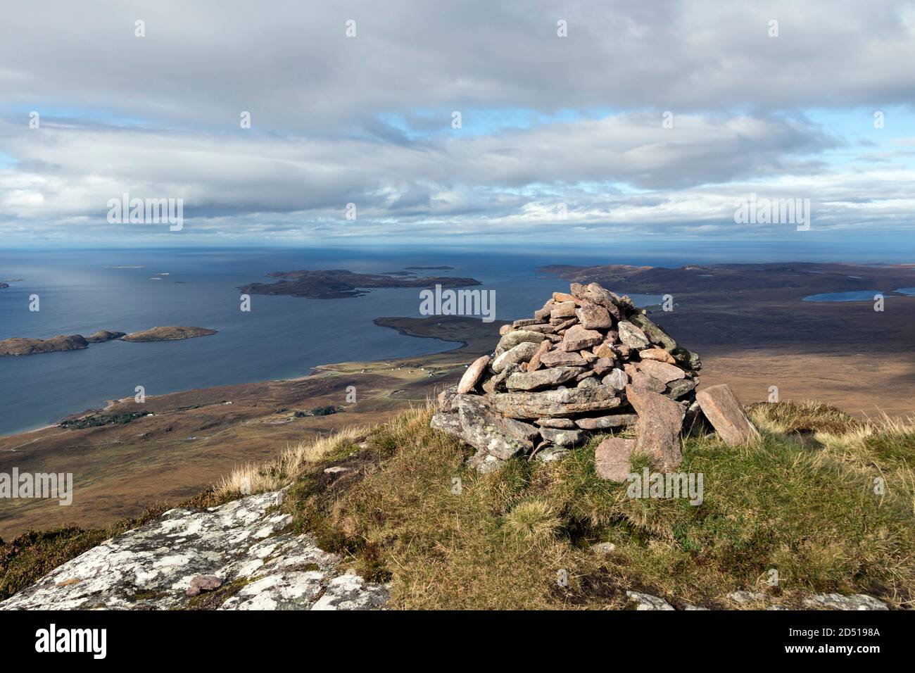 La vista dalla cima di Cairn Conmheall sulle isole estive verso la punta della penisola di Coigach, Wester, Ross, Northwest Highlands di Scotl Foto Stock